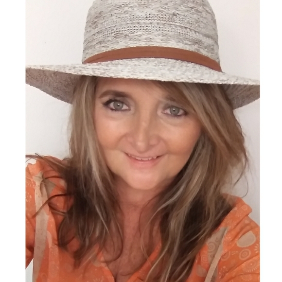 Meet your Posher, Lorie - Picture 3 of 4